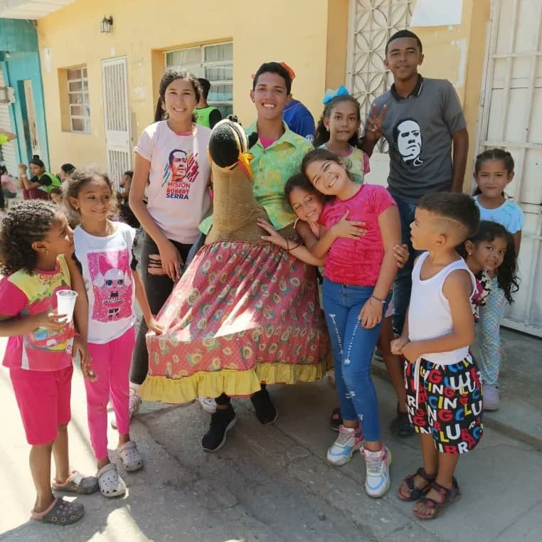 MayerlinArias17's tweet photo. Desde Las Tejerias  la Misión Jóvenes de la Patria Robert Serra @MisionRS2 desplegada en el Sector Castor Nieves en Plan de amor en acción del Sistema de Misiones.Seguimos el ejemplo de nuestro Presidente @NicolasMaduro todo por el bienestar del pueblo #VenezuelaVamosPaLante https://t.co/9dZc7cruGT