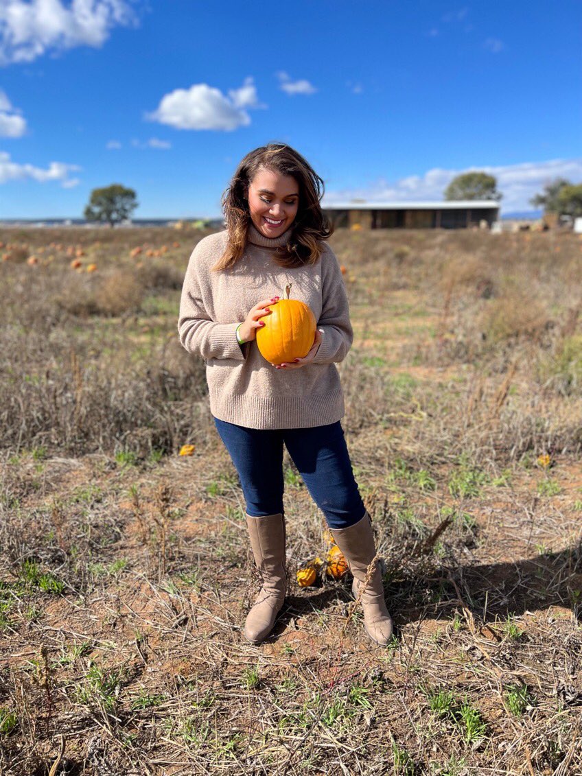 BreanaAlbizu's tweet photo. From dust on my face to hay in my eye, it was a pretty windy day to visit a pumpkin patch yesterday. 🎃
But obviously, that didn’t stop me. 🥴Thanks #McCallsPumpkinPatch! https://t.co/yROMZdTong