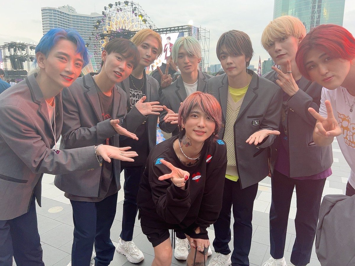 To_Be_Radical's tweet photo. #ThaiJapanIconicMusicFest2022 にて
会場にいらしていた
Repezen Foxx DJMARU
(@DJMaru_Foxx )さんとお写真撮っていただきました!!🔥
とても親切な方で神対応ほんとにありがとうございました🙇🏻♂️めちゃめちゃかっこよかったです...🫣
#ICONSIAM
#GYuCreative
#Toberadical https://t.co/7lBDiyzghF