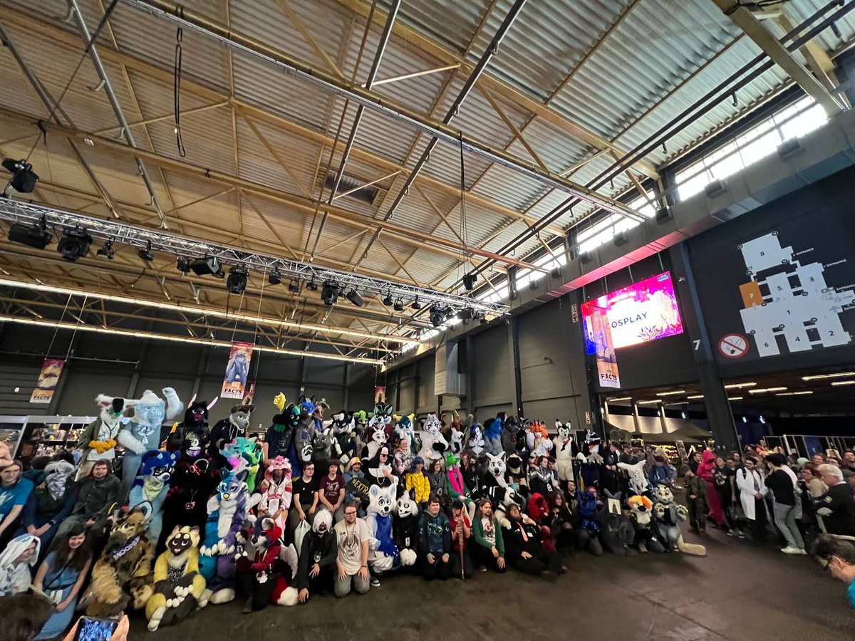 Lightningandro2's tweet photo. Group photo 📷 with all furries on comic facts☺️#facts2022 #furryfandom #furriesfurever #furrygroup #furries #fursuits https://t.co/Qlm6giAvij