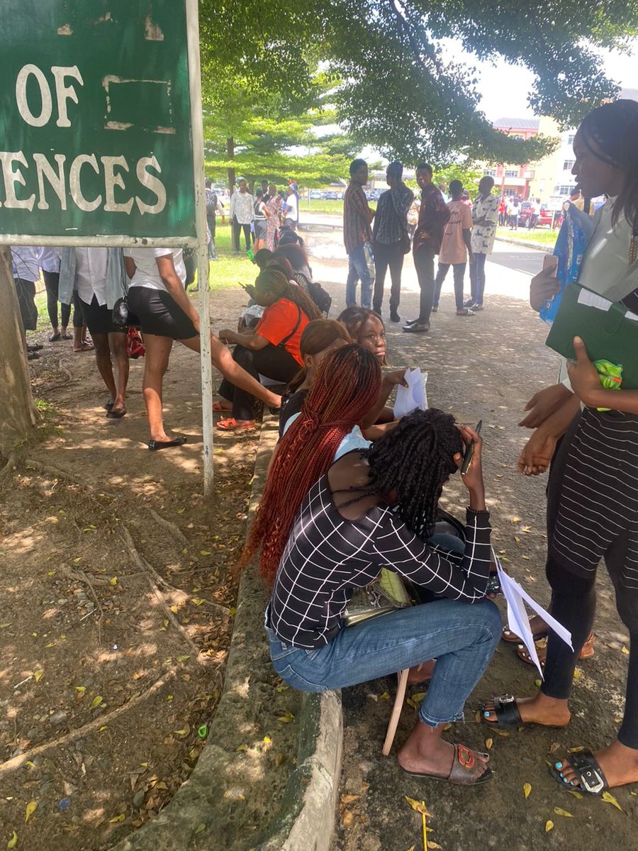 Wurld_famous's tweet photo. Some Final year students of Rivers state University were not allowed to write their final exams because of school fees💔
#NofeesnoexaminRsu https://t.co/0uF2xj8CfJ