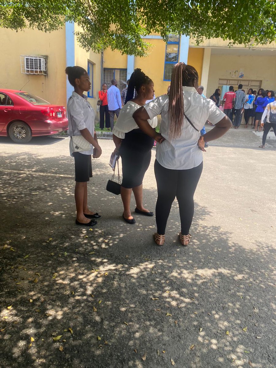 Wurld_famous's tweet photo. Some Final year students of Rivers state University were not allowed to write their final exams because of school fees💔
#NofeesnoexaminRsu https://t.co/0uF2xj8CfJ