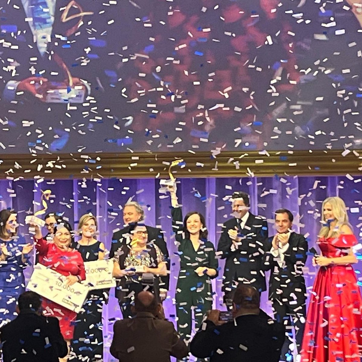 TheresaImre's tweet photo. Mehr Frauen nach vorn! Österreicher:in des Jahres in der Kategorie „Start-up“, obwohl ich @markta_at gar nicht gern so bezeichne. Wir sind #Plattform, #Sprachrohr, #Lebensmittelsystem - ohne VC-Exit-Strategie - mit Mut, Solidarität und Ausdauer für die nächsten Generationen. https://t.co/H6Wpk8jsTH