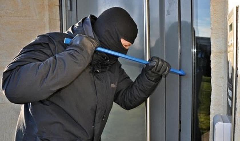 ⚠️Het is herfstvakantie⛱️ en ga je een dagje weg?  Wees dan extra alert om woninginbraak te voorkomen🏠

✅ Doe je deuren goed op slot 
✅ Doe je ramen dicht 
✅ vraag buren een beetje op te letten 
✅ Laat een lichtje aan 

Zie je een verdachte situatie? Bel dan 📞 112

#politie