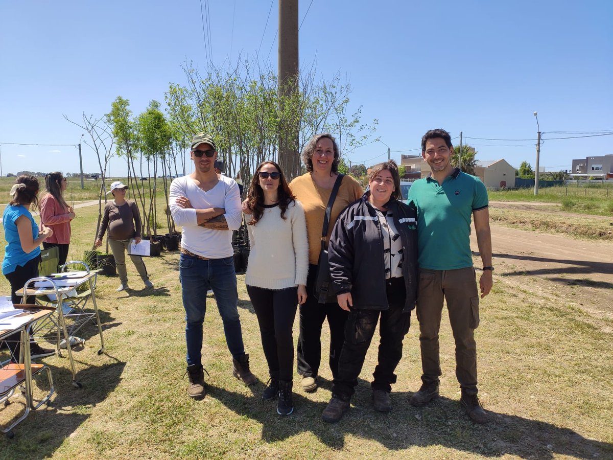 seguridadmbb's tweet photo. 🌳 Continúa la entrega de árboles en el marco del programa Bahía Planta

🌱🥰Durante el fin de semana se distribuyeron ejemplares de Celtis, Fresnos Rojos y Acacias, entre vecinos y vecinas del Barrio Novaterra https://t.co/UKkoWfnBnJ