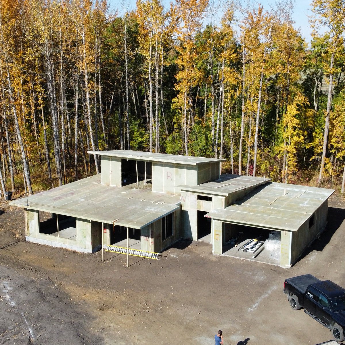 EdmAMCBC's tweet photo. There’s a unique house being built about 55km south of #YEG in #Millet. Coming up at 7:35, #EdmontonAM tech and producer @CBCHutchinson tells us about how it is constructed out of recycled plastic water bottles. https://t.co/Jz1u0fBT33