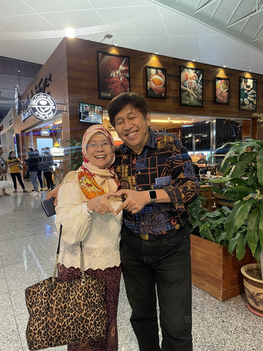 F_izah's tweet photo. Bapa &amp; Babu’s 33rd wedding anniversary dinner 💍 https://t.co/KVOqNvbgz6
