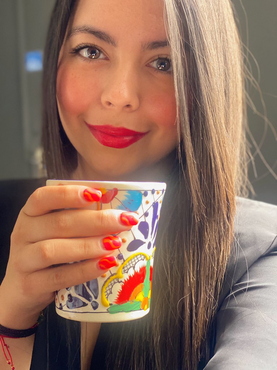 ValeriaGarzonHe's tweet photo. Lunes con L de labial rojo ☕️ https://t.co/Cqj8saWcPw