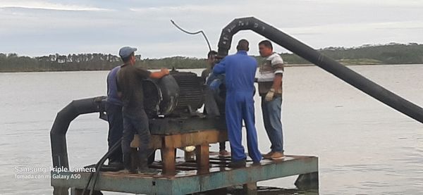 emrohabana's tweet photo. Especialistas de #Panelec trabajando en la presa El Salto, ya se puso en marcha el motor de bombeo que suministra el agua a Viñales. #EMROHab #PanelecXMás #PinarDelRío https://t.co/xVMDL3grlv