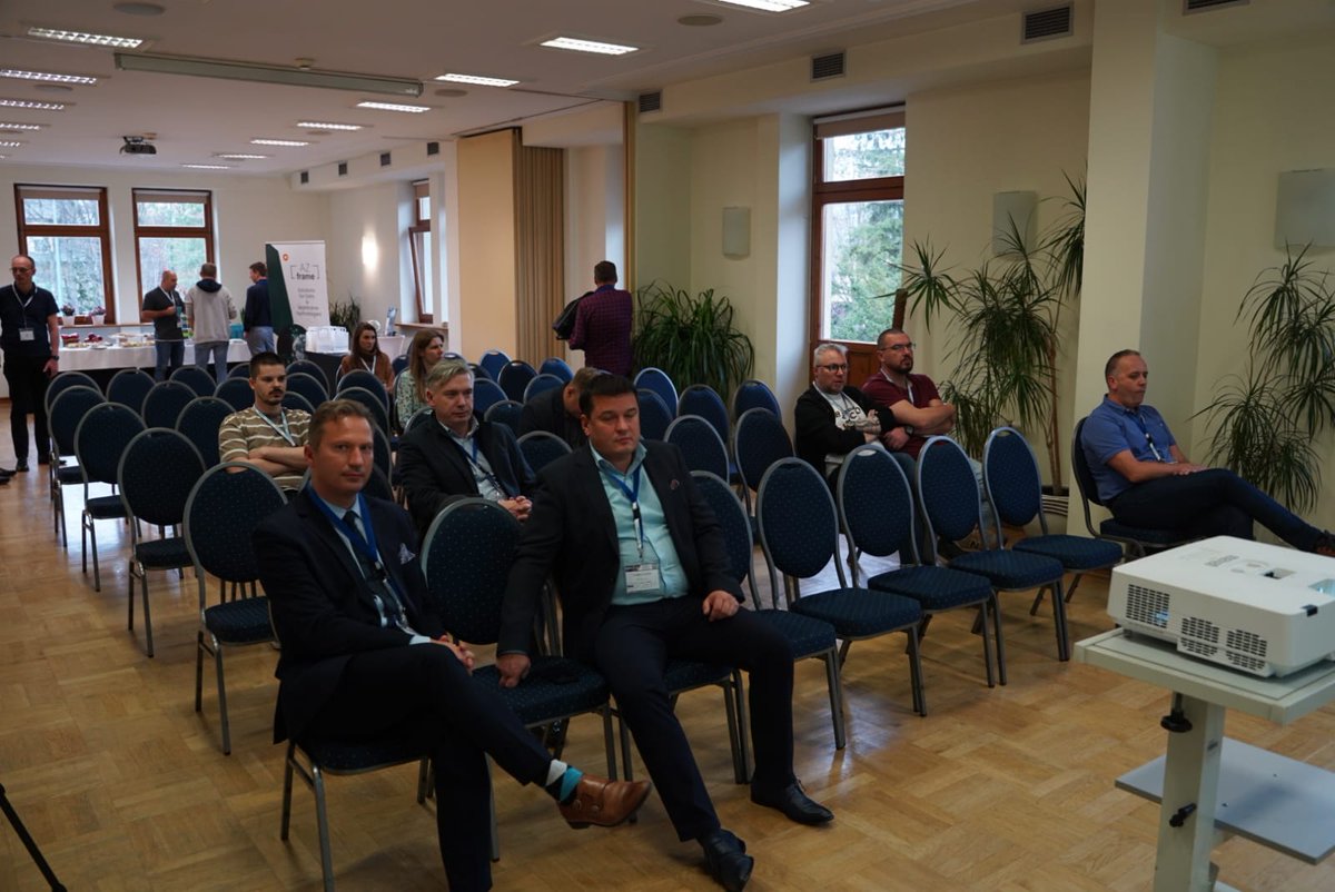 common_polska's tweet photo. 15:00 Sala C
LinuxOne IV, a wdrożenie w Gordonie
Bartosz Dobrowolski, Radosław Mańkowski (IBM), Krzysztof Błaszkiewicz (HM Gordon)
#commonpolska, #IBM, #tdsynnex, #cloudware, #arrow, #credeexperto, #ibpm, #azframe, #averbit, #goldenore, #simplicity, #boatsystems, #ibmz, #power10 https://t.co/aWGsrXsPeJ