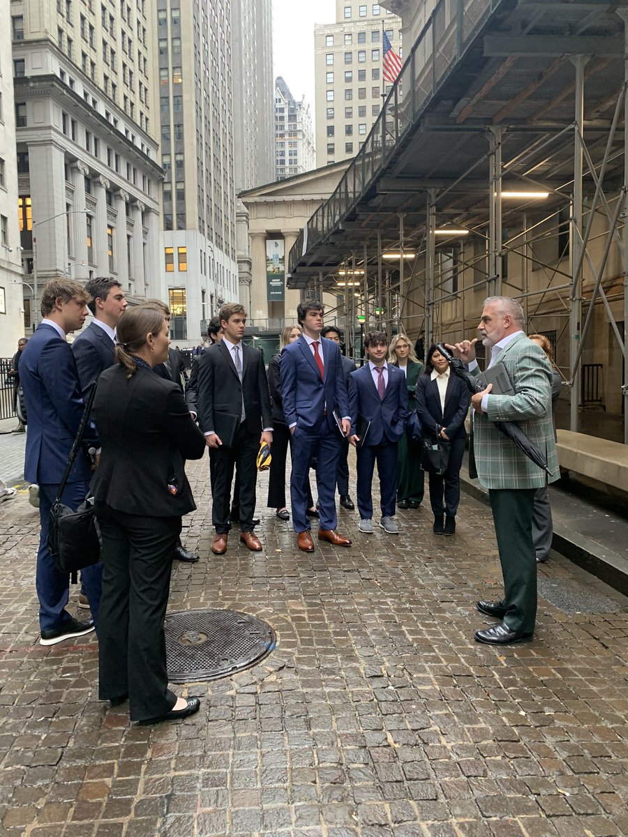 orayangle's tweet photo. @Gonzaga_CPD #ZAGSonWallstreet Zags outside the New York Stock Exchange experiencing a NYSE icon — Kenny Polcari! https://t.co/RgOqNbtBp9