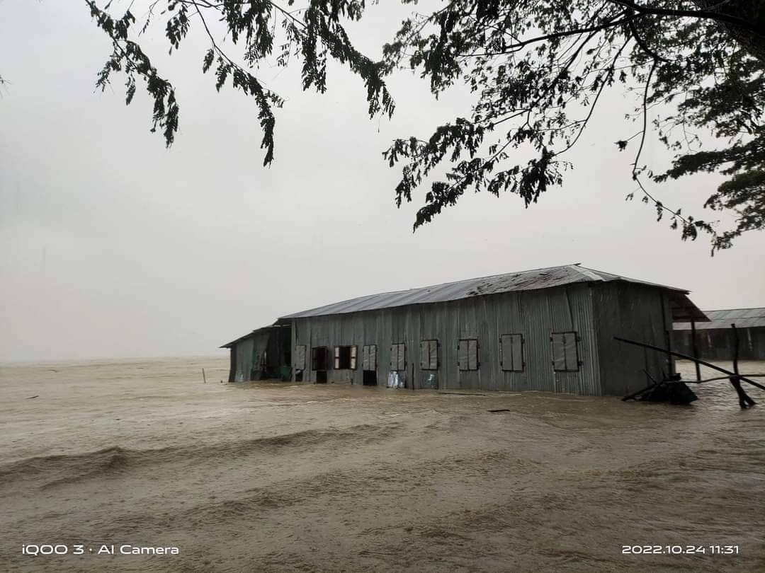 SaveFutureBd's tweet photo. #CycloneSitrangUpdate
The coastal lowlands of #Bangladesh have been #flooded due to the impact of the #cyclone.
The pictures are of the island '#Dhalchar'. Due to the effect of #climatechange, this place has already started disappearing from the map of Bangladesh. #LossAndDamage https://t.co/2f74VXnS3L