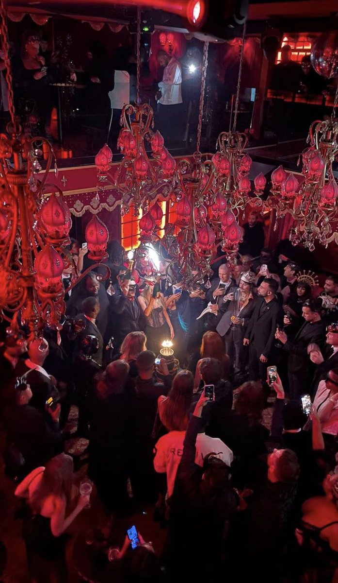 dojacat_spain's tweet photo. ❤️‍🔥 Así se decoró el local en el que Doja Cat celebró su cumpleaños ❤️‍🔥 https://t.co/pr4RxD4WEP