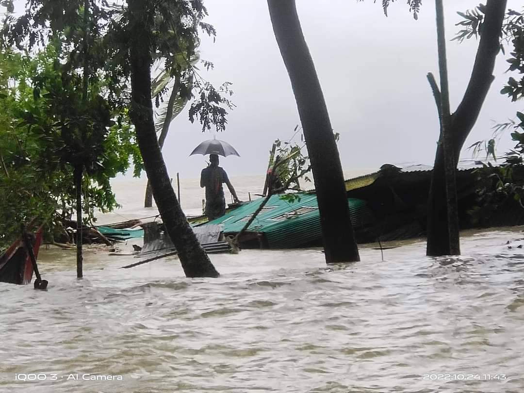 NayonSorkarBD's tweet photo. #CycloneSitrangUpdate
The coastal lowlands of #Bangladesh have been #flooded due to the impact of the #cyclone.
The pictures are of the island '#Dhalchar'. Due to the effect of #climatechange, this place has already started disappearing from the map of Bangladesh. #LossAndDamage https://t.co/ZYTxQbbGIG