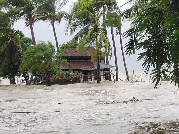 NayonSorkarBD's tweet photo. #CycloneSitrangUpdate
The coastal lowlands of #Bangladesh have been #flooded due to the impact of the #cyclone.
The pictures are of the island '#Dhalchar'. Due to the effect of #climatechange, this place has already started disappearing from the map of Bangladesh. #LossAndDamage https://t.co/ZYTxQbbGIG