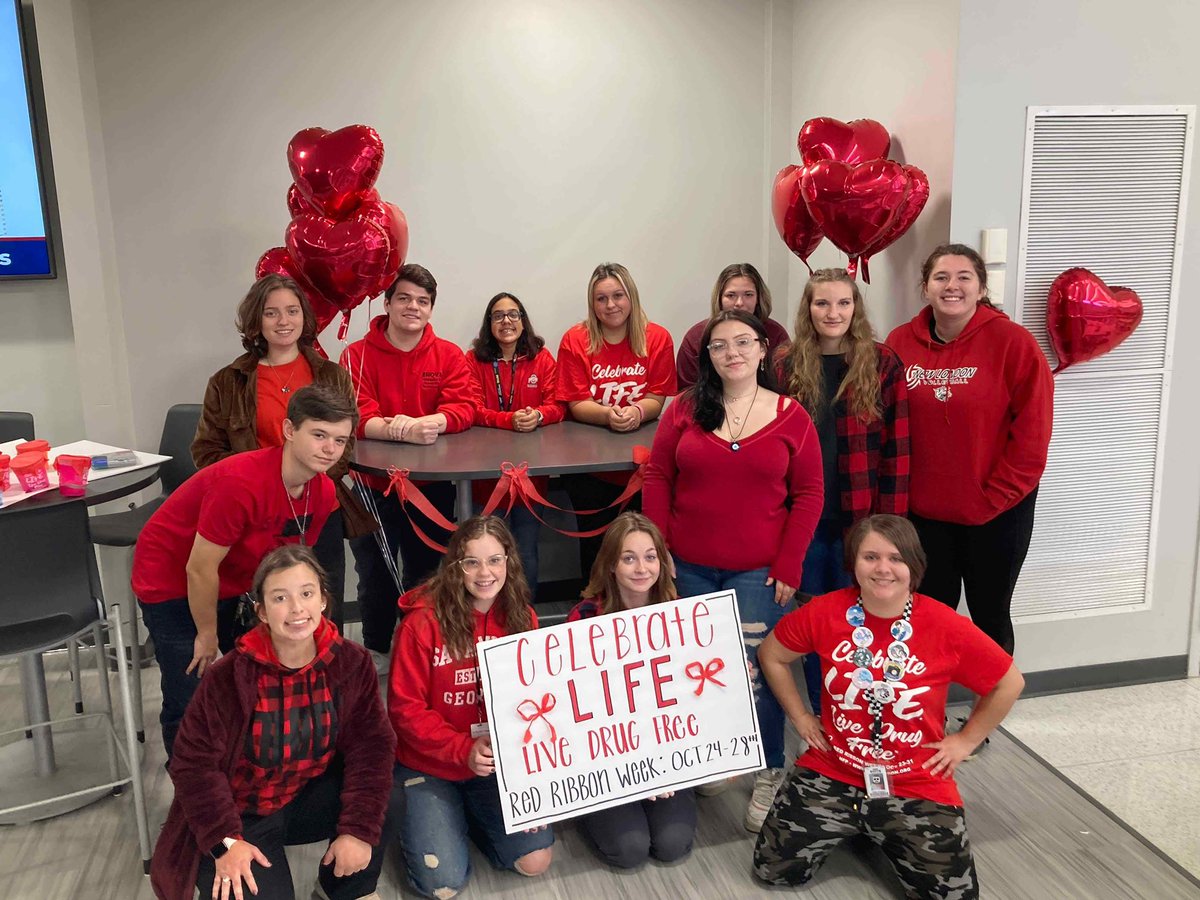 EHOVEtlc's tweet photo. Today marks the first day of red ribbon week. We will have a spirit week all week to support living drug free.#EHOVEvip https://t.co/GsHPoJlq0s