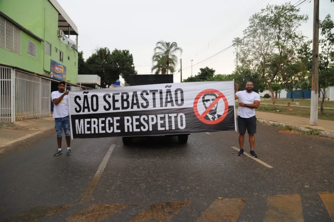 algerardi's tweet photo. Mulheres protestaram pelas ruas. Regina Araújo, Pres. do Centro de Formação e Educação Nação Zumbi, denunciou: "É um crime. Os crimes precisam ser apurados para que nenhum presidente nunca mais ofenda seu povo"! Fotos: Sara Penélope
#Vote13
#LulaPresidente13
#DFcomLula https://t.co/1Qrsdxw7Bo