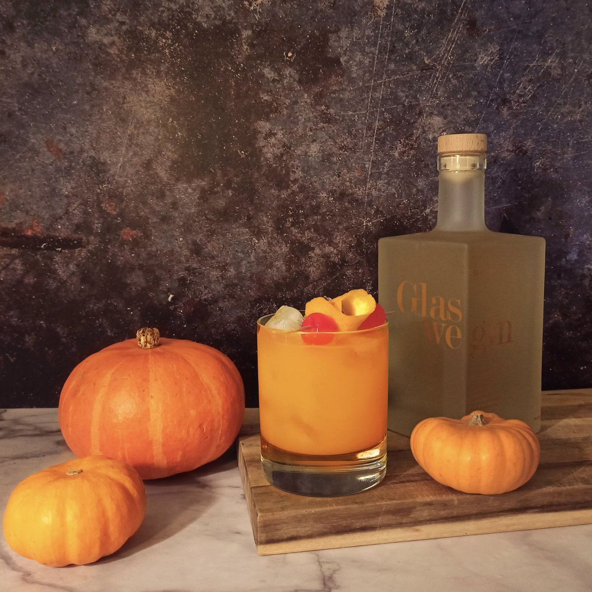 A Glaswegin Pumpkin Spiced Old Fashioned? Yes, and it's a heavenly creation! Make your next Old Fashioned with our Bourbon Cask Aged Gin, you won't regret it. 
Check out the recipe: bit.ly/3TB0YlV