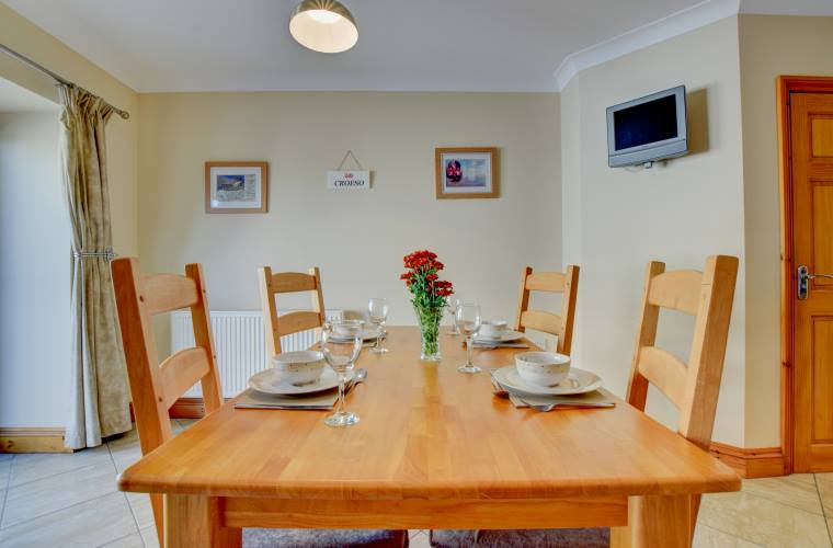 aroundaboutbrit's tweet photo. There are 3 fully equipped luxurious cottages available at Bythynnod Blaengader Cottages. Boasting stunning views, this is the ideal rural retreat.
https://t.co/7L4wDeOqhV
#Holiday #Family #Pets #WelcomeHamper #Coast #Countryside #Llanfarian #Aberystwyth #Ceredigion #Wales https://t.co/qS0gzAaG0v