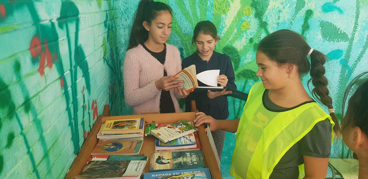 coledejimena's tweet photo. COMIENZAN LOS RECREOS ACTIVOS Y DINÁMICOS DEL REINA
¡¡¡ AQUÍ JUGAMOS TOD@S!!!
Comenzamos con algunas zonas...pronto algunas más, atendiendo a los intereses del alumnado.@EducaAnd @escuelaespaciodepaz @ @InniciaAnd https://t.co/AyRUs8dwoa