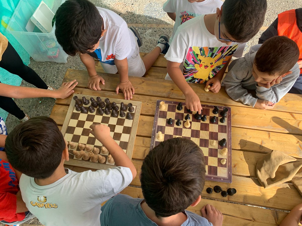 coledejimena's tweet photo. COMIENZAN LOS RECREOS ACTIVOS Y DINÁMICOS DEL REINA
¡¡¡ AQUÍ JUGAMOS TOD@S!!!
Comenzamos con algunas zonas...pronto algunas más, atendiendo a los intereses del alumnado.@EducaAnd @escuelaespaciodepaz @ @InniciaAnd https://t.co/AyRUs8dwoa
