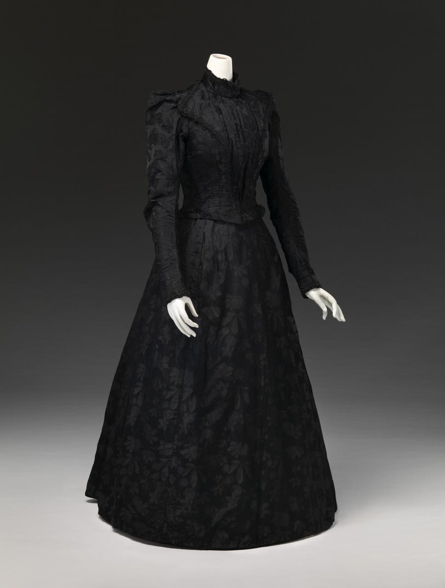wikivictorian's tweet photo. Mourning dress, 1899. National Gallery of Victoria. https://t.co/QYyr4H0j5d