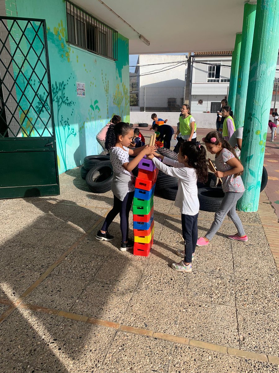 coledejimena's tweet photo. COMIENZAN LOS RECREOS ACTIVOS Y DINÁMICOS DEL REINA
¡¡¡ AQUÍ JUGAMOS TOD@S!!!
Comenzamos con algunas zonas...pronto algunas más, atendiendo a los intereses del alumnado.@EducaAnd @escuelaespaciodepaz @ @InniciaAnd https://t.co/AyRUs8dwoa