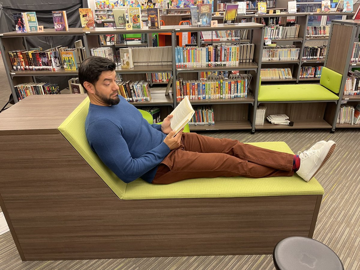 JLJ floods Twitter! 🧡💙<a href="/JLJ_Library/">JLJ Library</a> <a href="/JLJohnsonElem/">Joe Lee Johnson Elem</a>