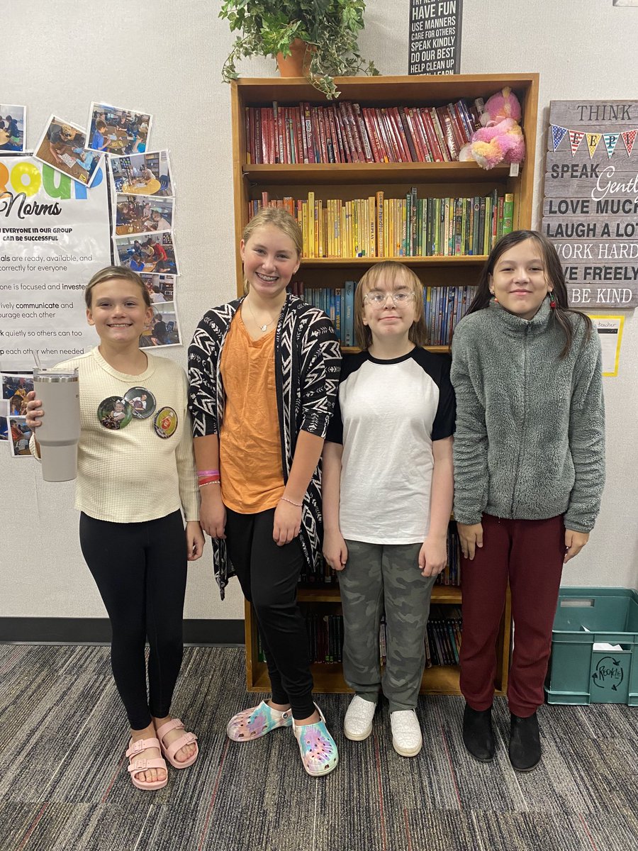 mrsneilsclass's tweet photo. They look so grown up! It’s dress like your parents today. ⁦@schroederms_gf⁩ https://t.co/RjTmgx21Qr
