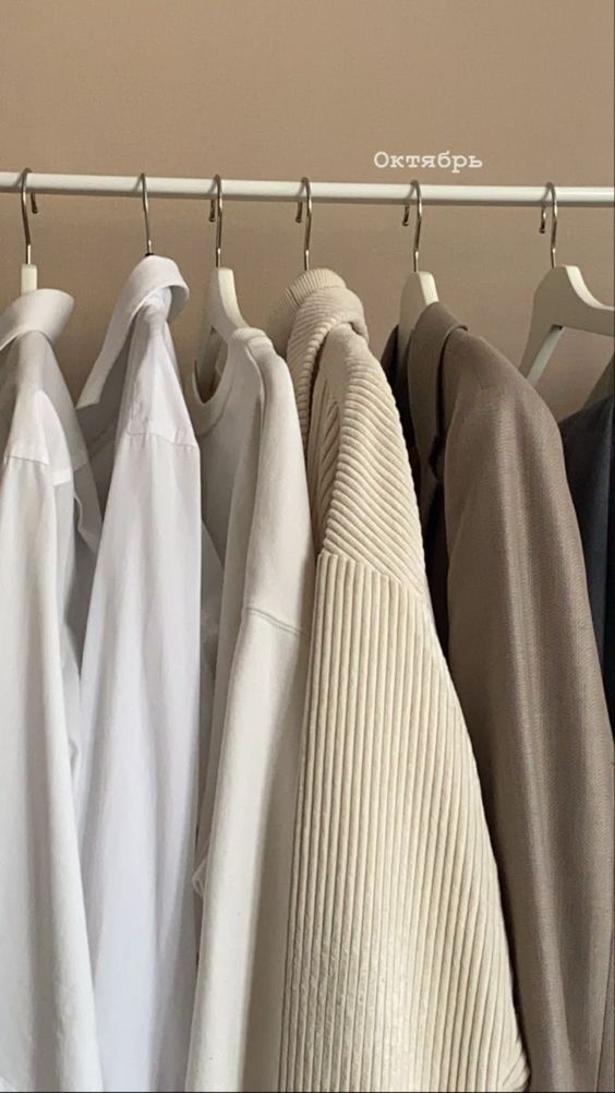 saintdelaurent's tweet photo. AUTUMN-WINTER ESSENTIALS (clothing edition) 🍂

- a thread https://t.co/Tu64EWmcrd