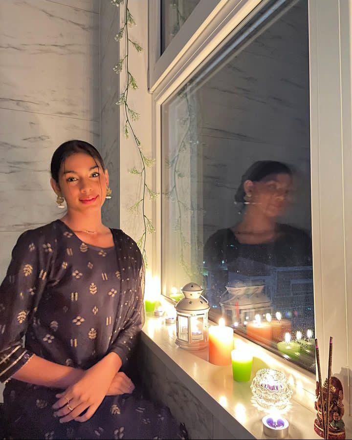info_blackswan's tweet photo. PIC 📸 | #SRIYA 🐼 VIA INSTAGRAN 

LEG: Feliz Diwali a todos . Que este festival de luzes traga felicidade em nossas vidas... tenham todos um Diwali seguro ... feliz Diwali #diwali #festival https://t.co/p1JHa2HiF0