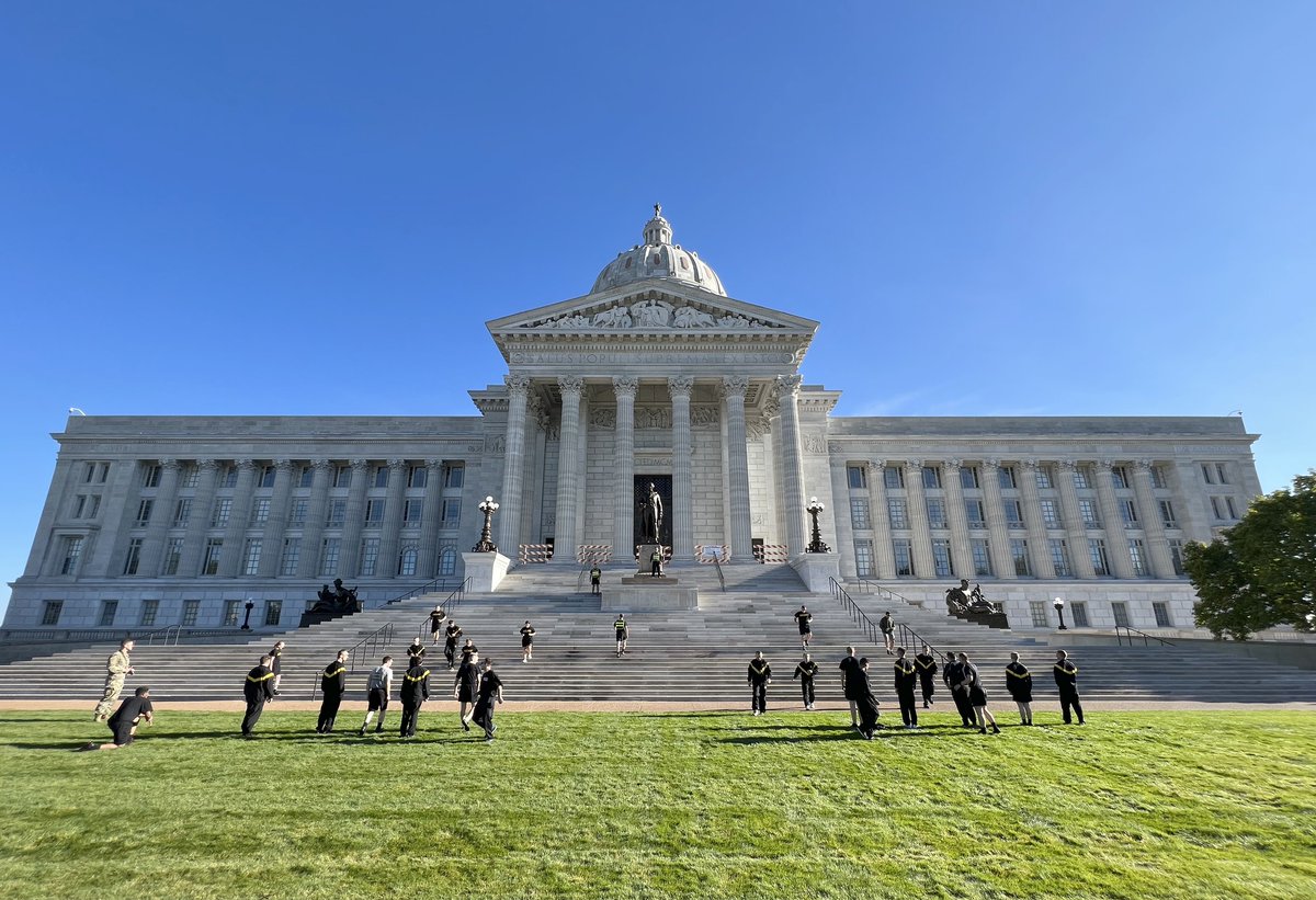 Missouri_NG's tweet photo. New recruits with the @NationalGuardMO Recruit Sustainment Program (RSP) took part in some morning physical fitness training with a group run that ended in front of the capital. RSP prepares recruits mentally, physically, and emotionally for a career in the Guard.
#GoMoGuard https://t.co/9BAvYd5K1v
