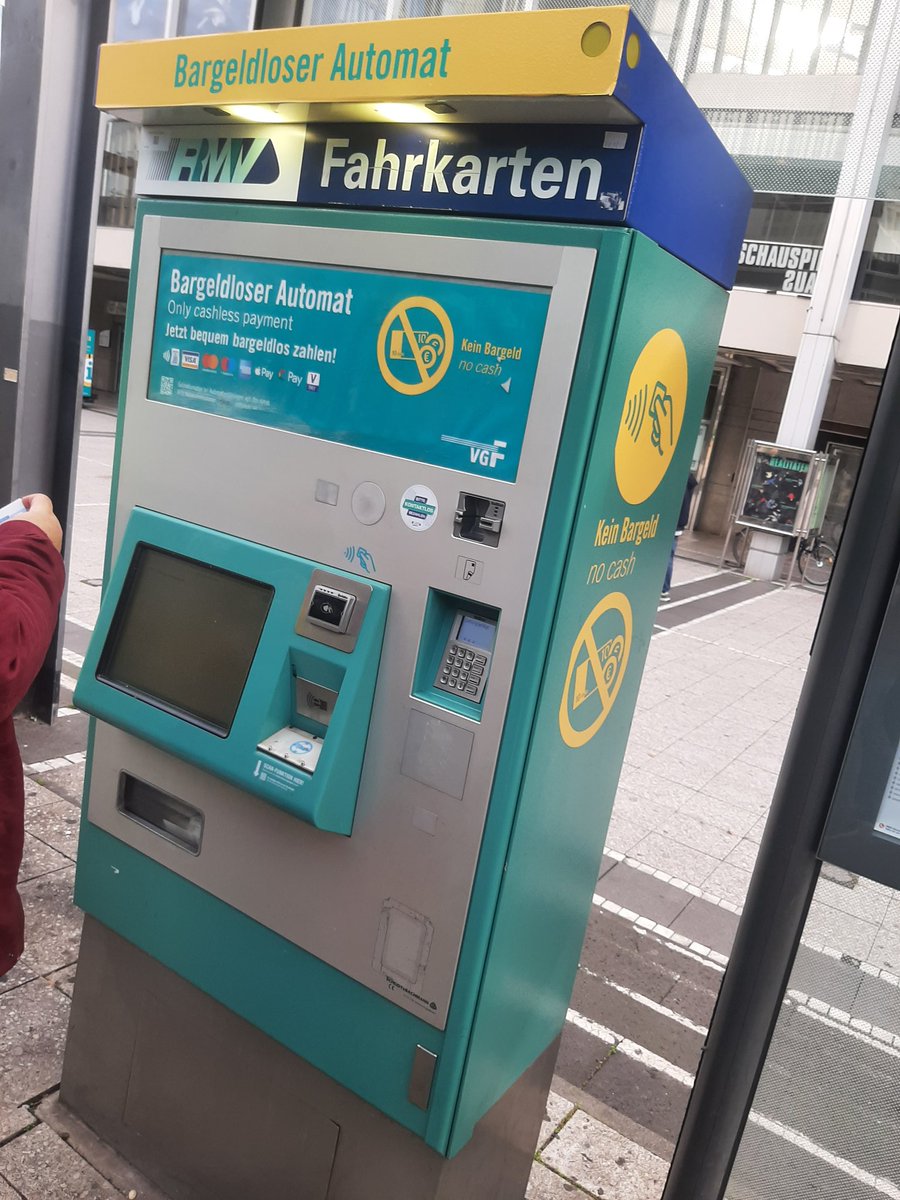 Wie asozial ist das denn! Keine Möglichkeit zur Bezahlung der Tickets mit Cash im Tram-Bereich auf beiden Seiten und App steht mal wieder auf 'Wartungsarbeiten'... Aber Hauptsache die Kontrolleure sind wieder fleißig. <a href="/RMVinfo/">RMV Info</a> <a href="/RMVdialog/">RMV Dialog</a>