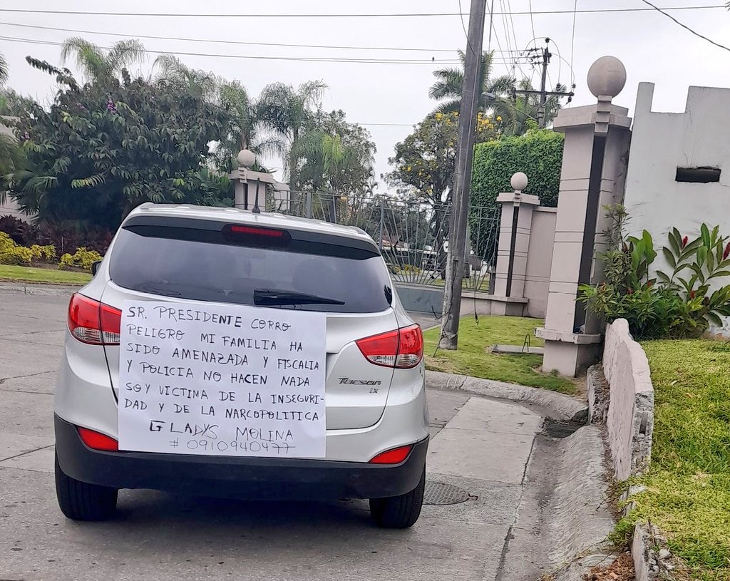 radio_pichincha's tweet photo. 🔴#ATENCIÓN | 📢"Presidente @LassoGuillermo, mi familia ha sido amenazada y @FiscaliaEcuador y @PoliciaEcuador no hacen nada". Frente a la residencia de Guillermo Lasso, una ciudadana denuncia amenazas a ella y a su familia y pide ayuda. https://t.co/XAmUkP4Au6