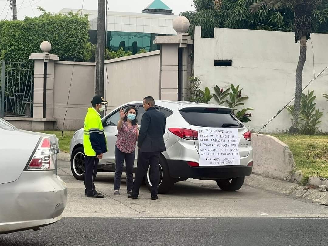 radio_pichincha's tweet photo. 🔴#ATENCIÓN | 📢"Presidente @LassoGuillermo, mi familia ha sido amenazada y @FiscaliaEcuador y @PoliciaEcuador no hacen nada". Frente a la residencia de Guillermo Lasso, una ciudadana denuncia amenazas a ella y a su familia y pide ayuda. https://t.co/XAmUkP4Au6
