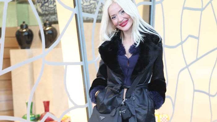 📍Manken Cansu Taşkın, önceki gün Zorlu AVM'de görüntülendi. Taşkın, şimdilerde ilk müzik çalışması için kolları sıvadığını söyledi. Genç manken, bu projede dünyaca ünlü yıldız Beyonce'un kliplerini de yöneten bir isimle anlaştığını belirtti. #cansutaşkın