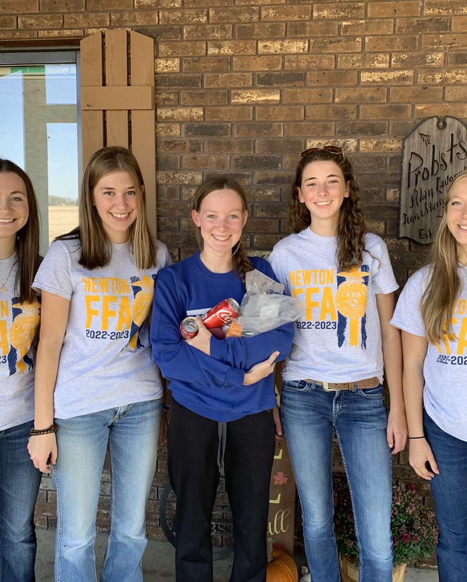 NewtonFFA's tweet photo. Last week the Newton FFA was able to participate in feed the farmer and gave away 100 bags to local farmers. Thank you to all the farmers and a special thanks to Dave Jansen at country companies for making this happen! https://t.co/51fjyK1M9h