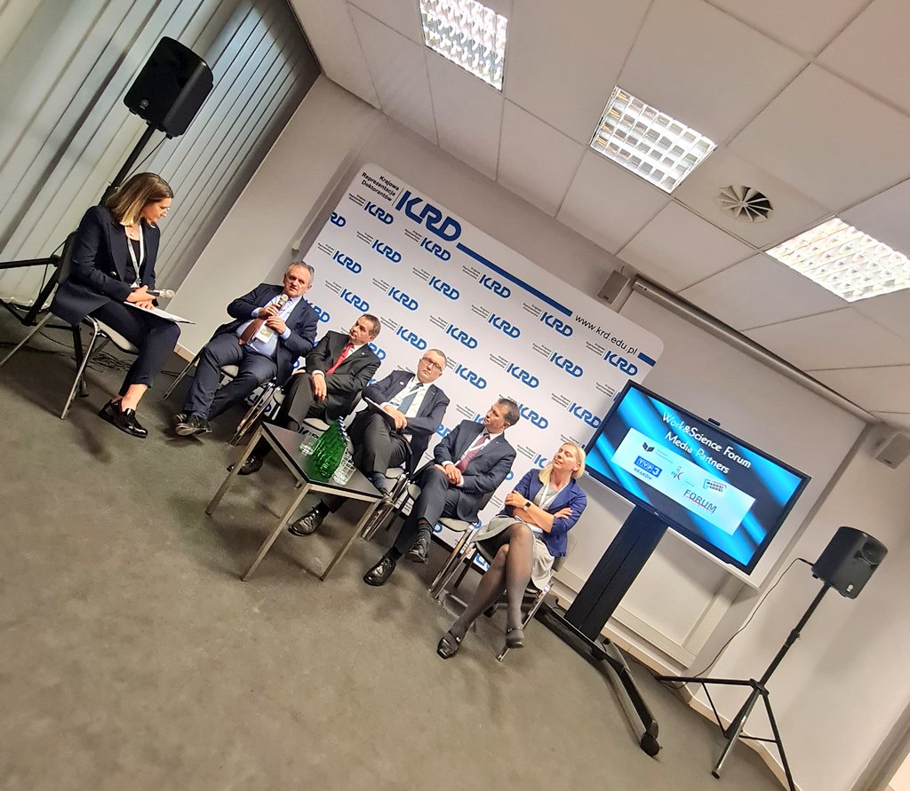 Jolanta_Kr's tweet photo. Young Scientists in developement of international cooperation 🇵🇱🇪🇺 - 2nd panel during Young Scientists Day, @cetef22
Work&Science Forum
@KRDedupl @PWr_Wroclaw
@ForumAkad @TVP3Krakow @Modziwodzi @B_Polonistyczny #wsforum #jobfairs https://t.co/uxa0X7GXNz