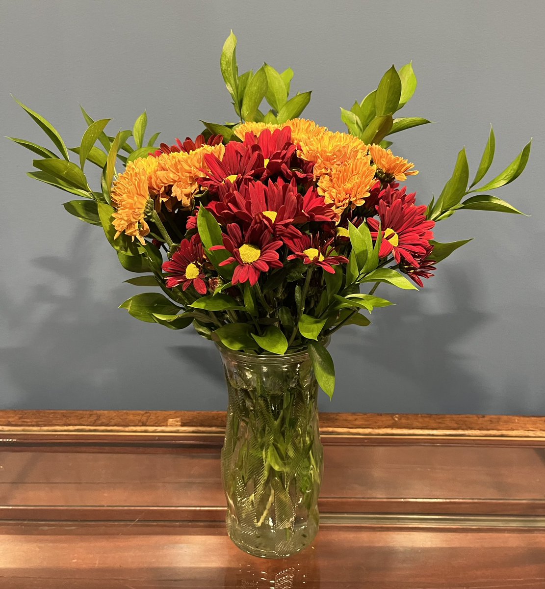 It’s dreary outside, but today’s library flowers are bringing the warmth and sunshine. Come see us, <a href="/StJohnsLaw/">StJohnsLaw</a> ! #thelibrarylovesyou