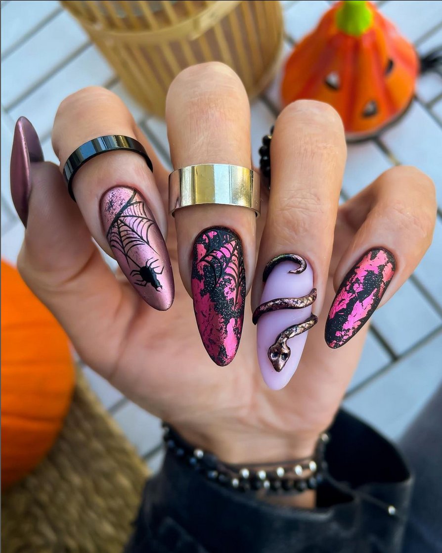We Scratched Through Instagram to Deliver 16 Awesome (And Elegant) Halloween Nail Designs: 
bit.ly/halloween2022n…

Image via Adrianna Wysocka INDIGO