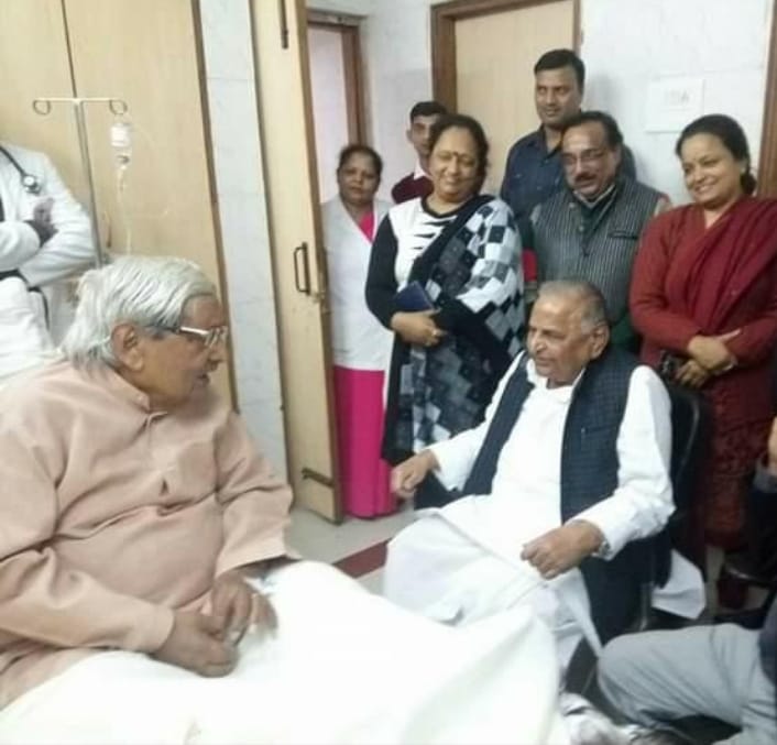 तुम मुझसे कितनी दूर हो गये मेरे सुख दुःख के साथी

दीपों का पर्व मने कैसे जब दूर दूर दीपक बाती