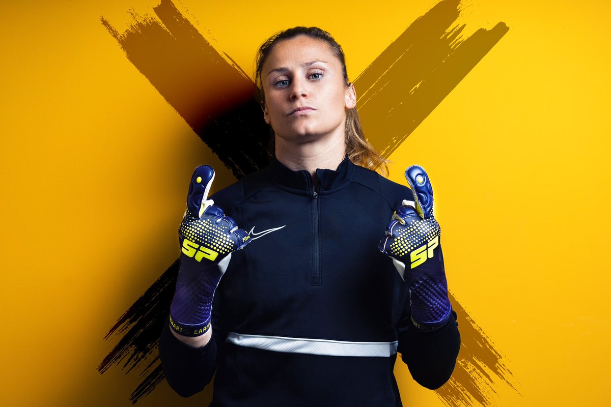 sandra_panos1's tweet photo. 🧤¿Os habéis fijado? Éstos son los guantes que @spfutbol nos ha preparado para el primer tramo de la temporada. 👩🎨 La decoración está inspirada en #ElFactorX, esa mezcla de carisma y talento que todos los deportistas intentamos tener para poder conectar con nuestros fans. https://t.co/YvFlXKOTd3