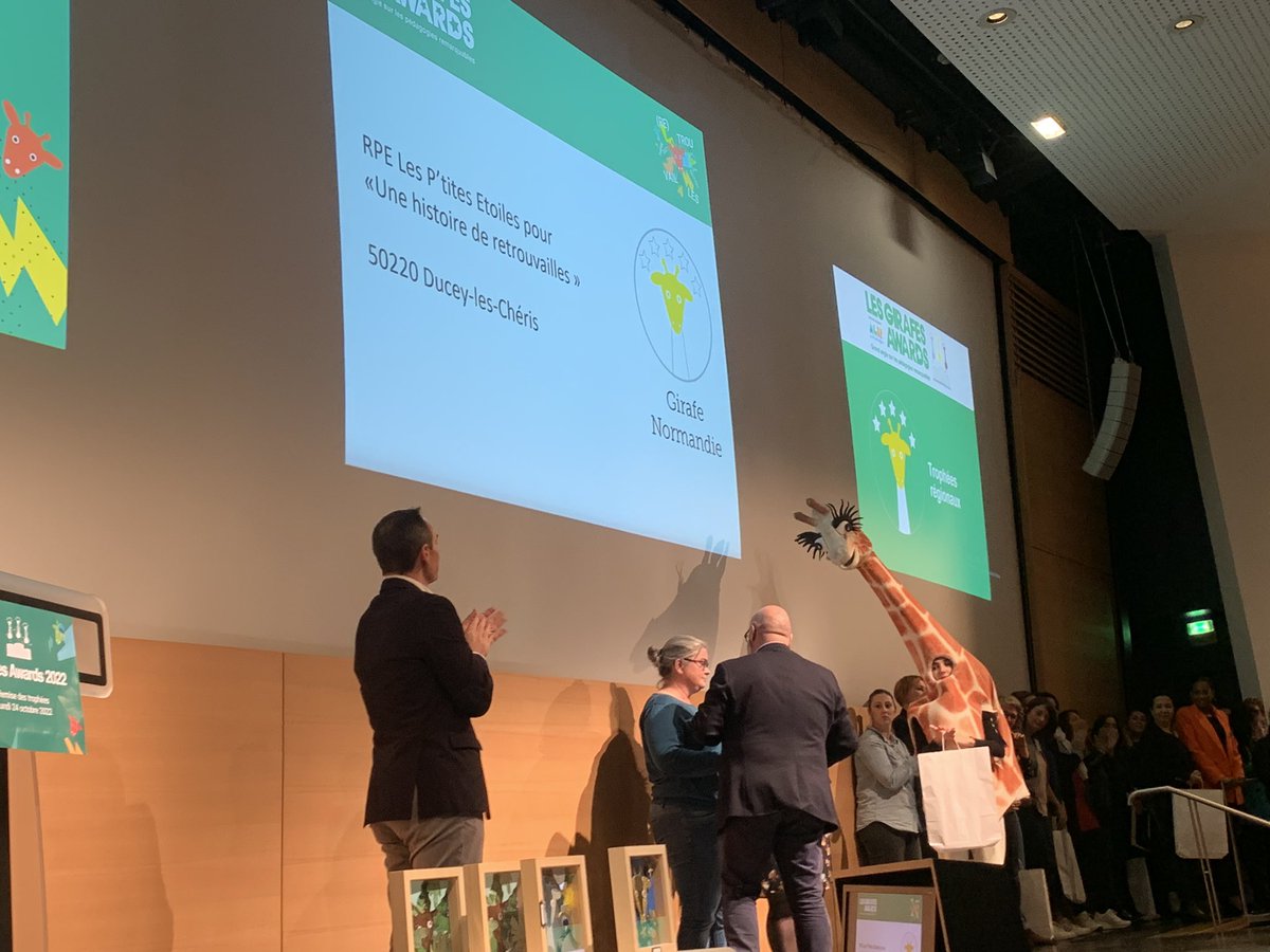 ELaithier's tweet photo. Remise des girafes award au ministère des solidarités, journée organisée par l’association Agir pour la petite enfance, en présence du ministre JChCombe.
Bravo aux professionnels pour leur créativité, leur ingéniosité,leur envie de partage avec les familles ! https://t.co/w0295OJDg7