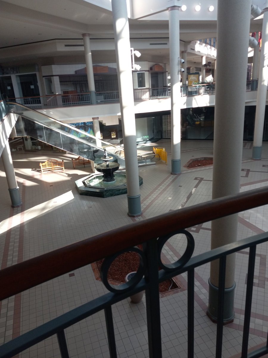 BrandonNelms3's tweet photo. Photos of a dying mall https://t.co/W7cGv6dctW