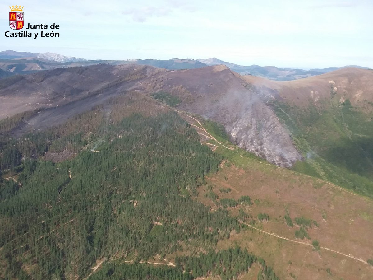naturalezacyl's tweet photo. Los frentes más cercanos a Antuñano y Bortedo ya no presentan peligro para su población, por lo que se autoriza la vuelta de los vecinos evacuados
🔥 #IFValleDeMena continúa activo y en Nivel 2⃣ https://t.co/ZlkEBMKXRk