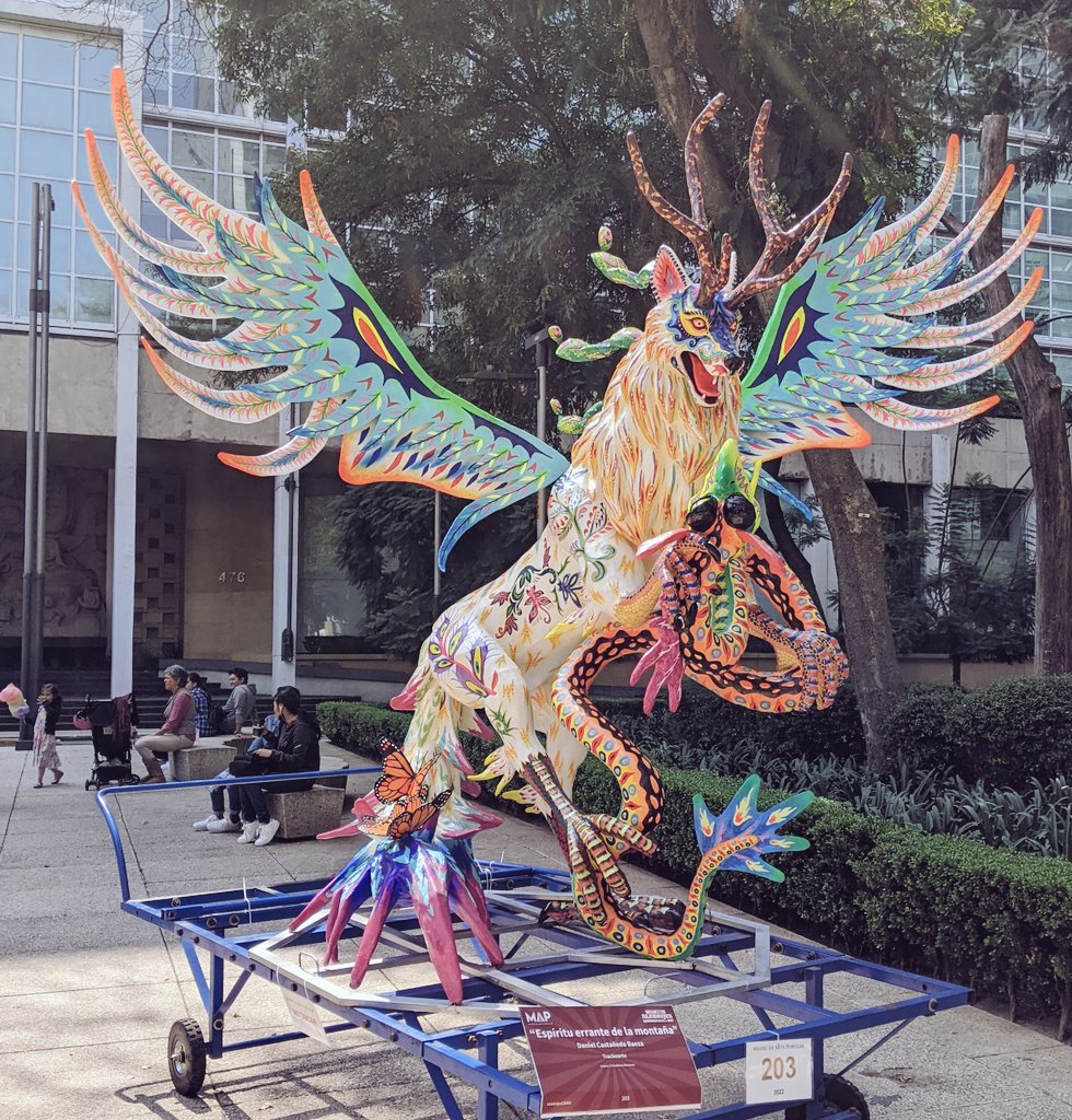 MarianneBertr57's tweet photo. #Mondayvibes #alebrijes line the sidewalks at Sevilla and Paseo de la Reforma in #mexicoCty https://t.co/hkIcQOBSkP