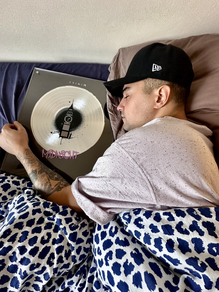 WOW…ET DEUX DE PLUS 🥹💿 
Nos singles Midnight et Replay sont désormais certifiés disque Or et Platine !!!