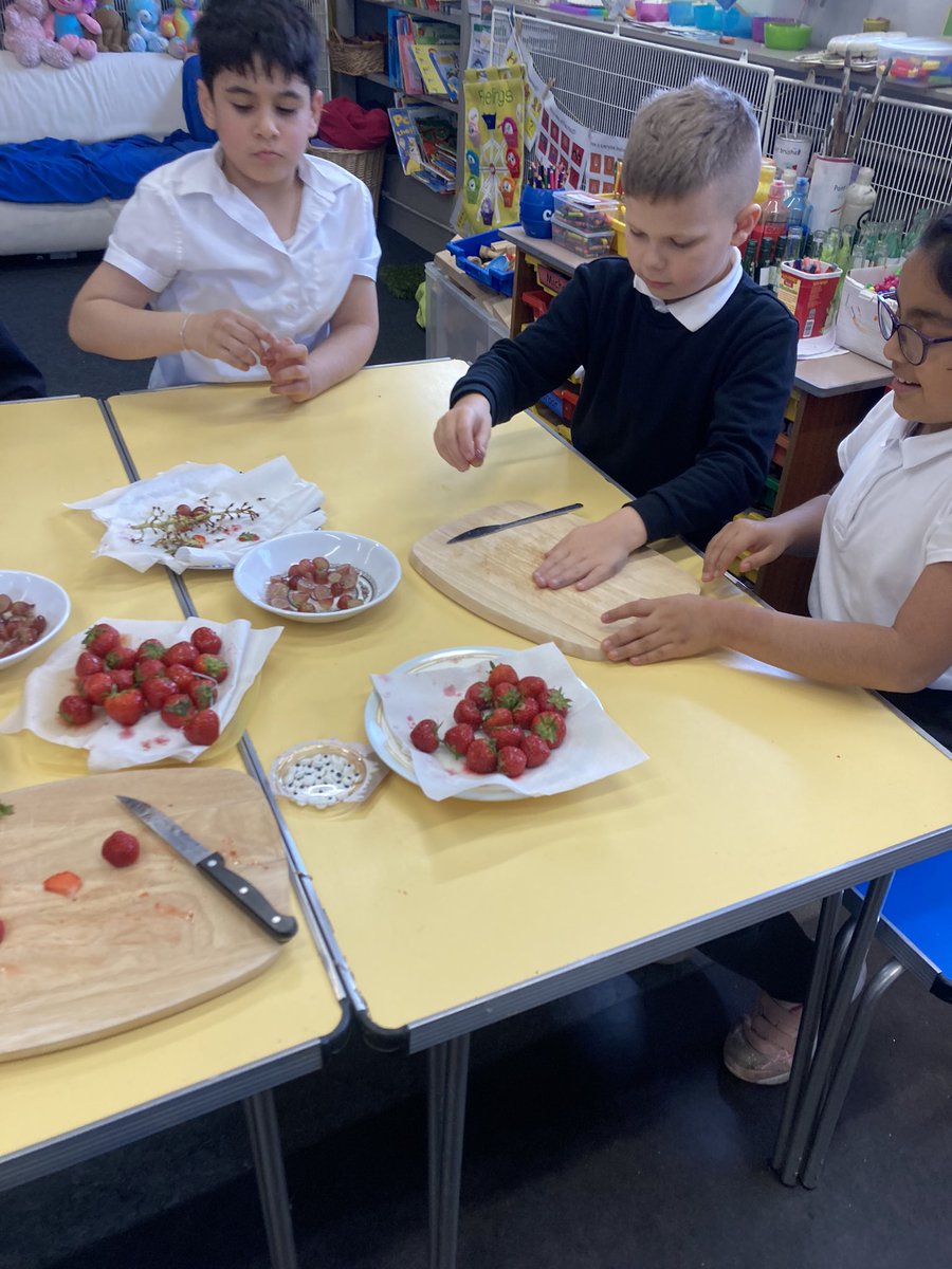 ibroxprimary's tweet photo. Preparations have started. Tutti Fruit Tuesday Halloween Special 🎃#Shopping #Asda #chopping #Settingtable #Timestables ✖️ https://t.co/6Lbeg8DIBe