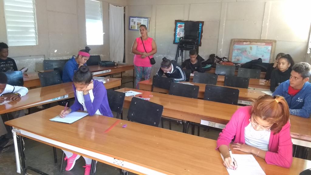 MixtoAbel1's tweet photo. Aplicación de las pruebas finales de Secundaria Básica a los grupos de 9no grado de la asignatura de Español y los estudiantes de 8vo grado la asignatura de Física. #CubaEsAmor  @DirectorMunici2 @elsa_ena @Eugeniocubano @DmeArtemisa @pineda_lien https://t.co/vim4In4IbP
