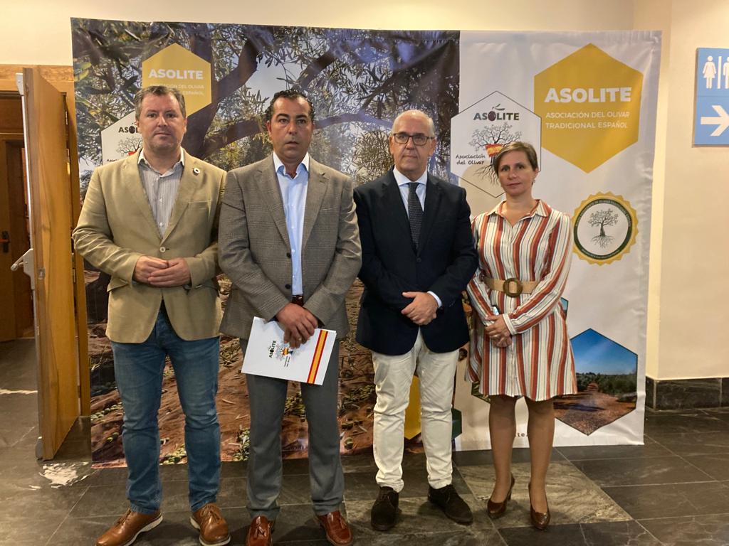 JaenJunta's tweet photo. 🌿 Olivar, tradición, cultura.
El delegado del Gobierno y la delegada de Agricultura han asistido a la presentación de la marca colectiva Aceite procedente de Olivar Tradicional Español creada por #ASOLITE.
Felicidades a las 6 empresas que incorporan ya este distintivo. https://t.co/bustuutwbx